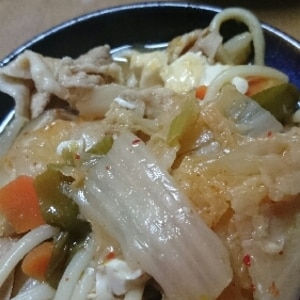 キムチ鍋の残りに、焼きそば麺。